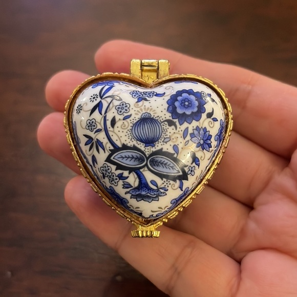 Vintage Other - Porcelain gold tone metal jewelry pill box - Heart shaped